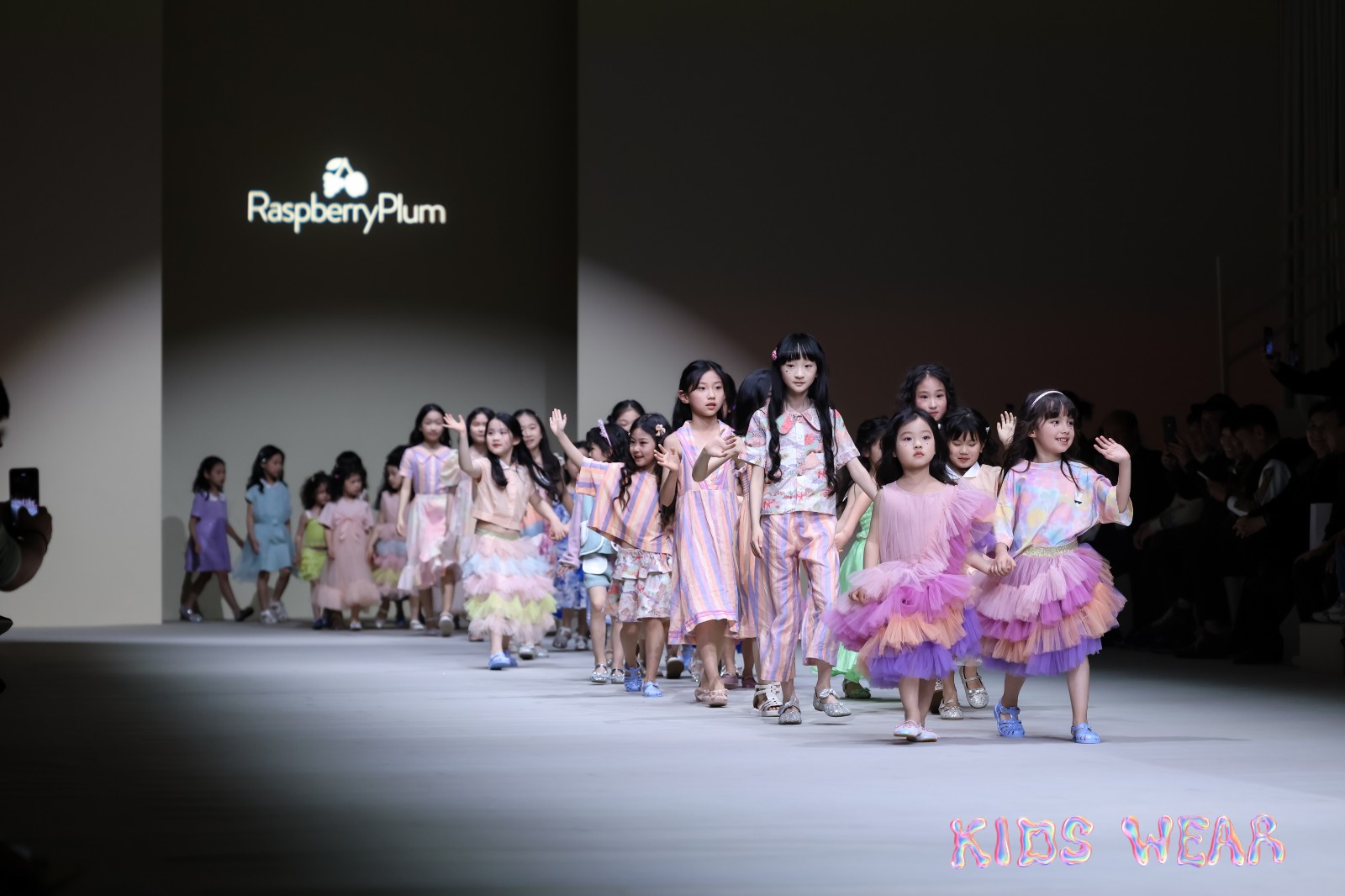 “渐·变”之旅抵达终点AW2024KIDSWEAR完美收官!(图5)