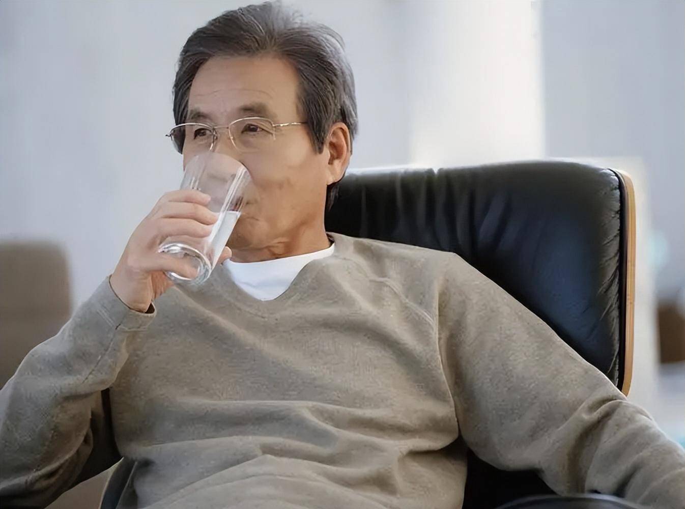 天气炎热医生提醒中老年人：就算喝点凉水也别轻易吃这些素菜(图13)