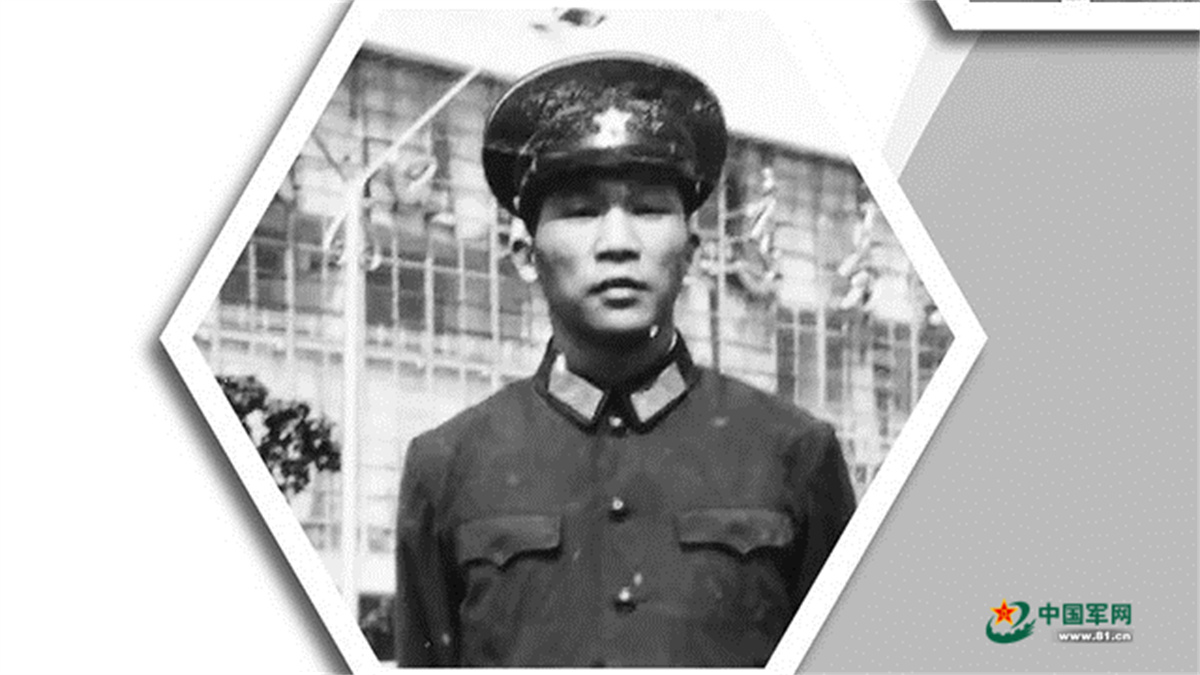 军嫂携老兵遗愿登衡阳舰续写蓝色深情(图1)