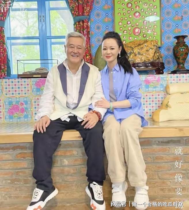 67岁赵本山在辽宁！穿白衬衣状态好珍藏品摆一排窗帘很喜庆(图1)