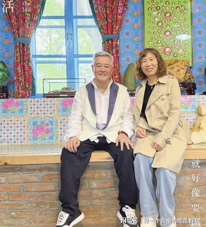 67岁赵本山在辽宁！穿白衬衣状态好珍藏品摆一排窗帘很喜庆(图4)