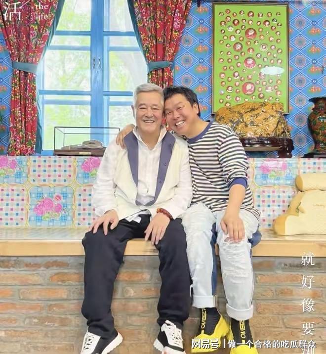 67岁赵本山在辽宁！穿白衬衣状态好珍藏品摆一排窗帘很喜庆(图3)
