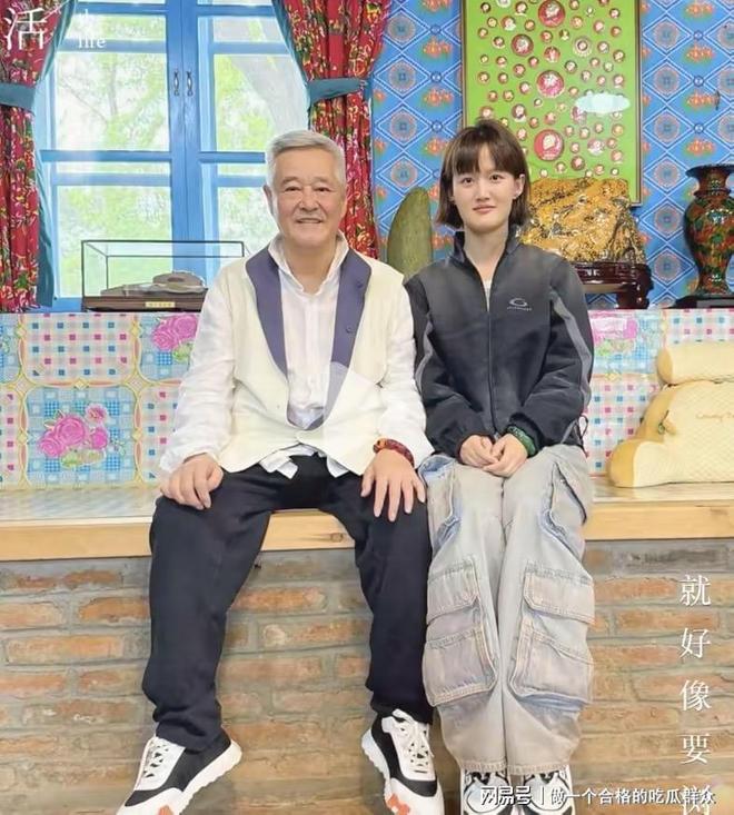 67岁赵本山在辽宁！穿白衬衣状态好珍藏品摆一排窗帘很喜庆(图5)