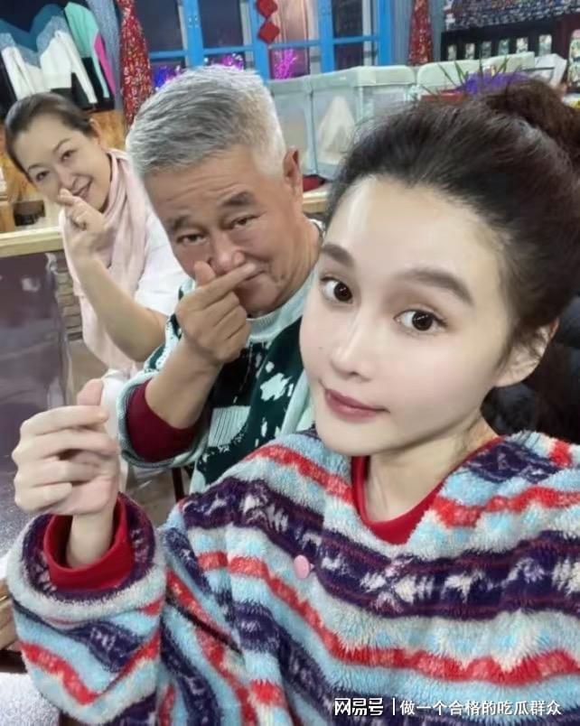 67岁赵本山在辽宁！穿白衬衣状态好珍藏品摆一排窗帘很喜庆(图8)