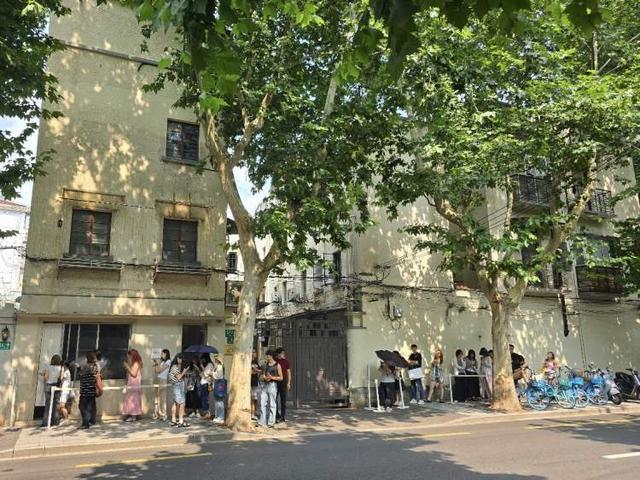37℃高温户外排队30分钟、外地过来喝了10多次上海知名“罚站咖啡”开了9年排队9年