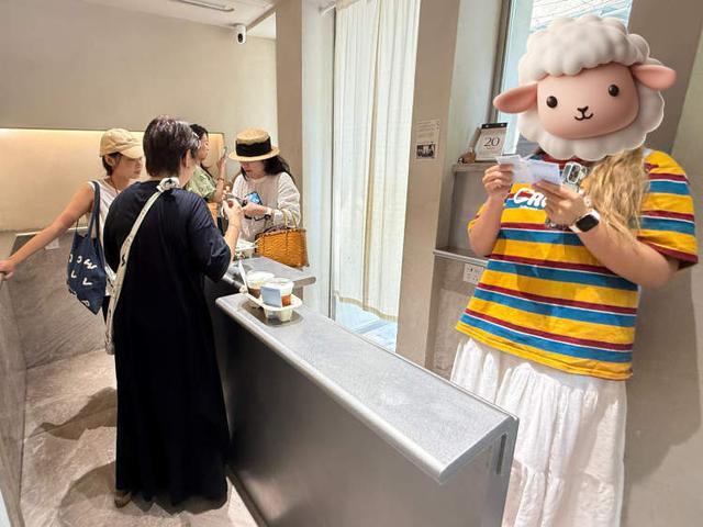 37℃高温户外排队30分钟、外地过来喝了10多次上海知名“罚站咖啡”开了9年排队9年(图2)