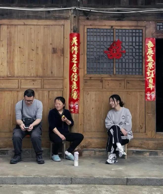 44岁柳岩回湖南怀化老家探亲柳岩哥哥罕见露面祖宅典雅温馨！(图1)