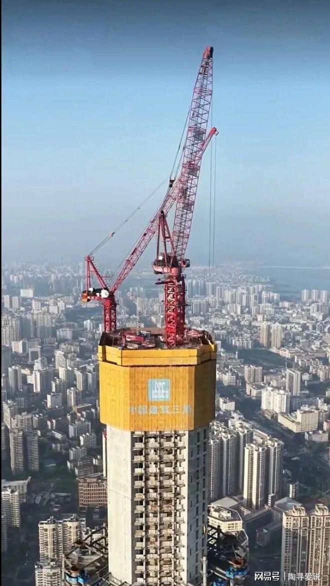 428米海南第一摩天大楼封顶全岛封关实力抢镜