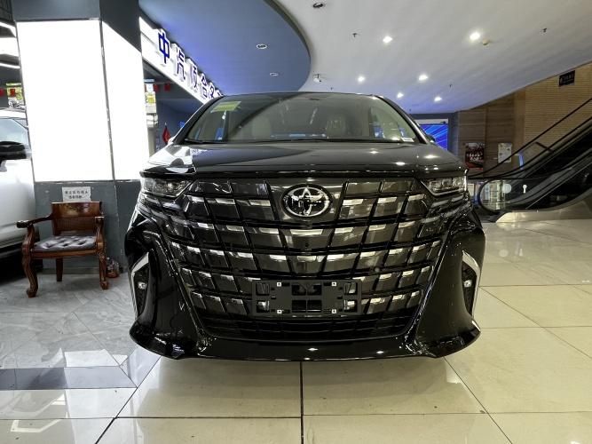 2025款丰田埃尔法依旧是商务车风向标各方面表现均衡动力够强