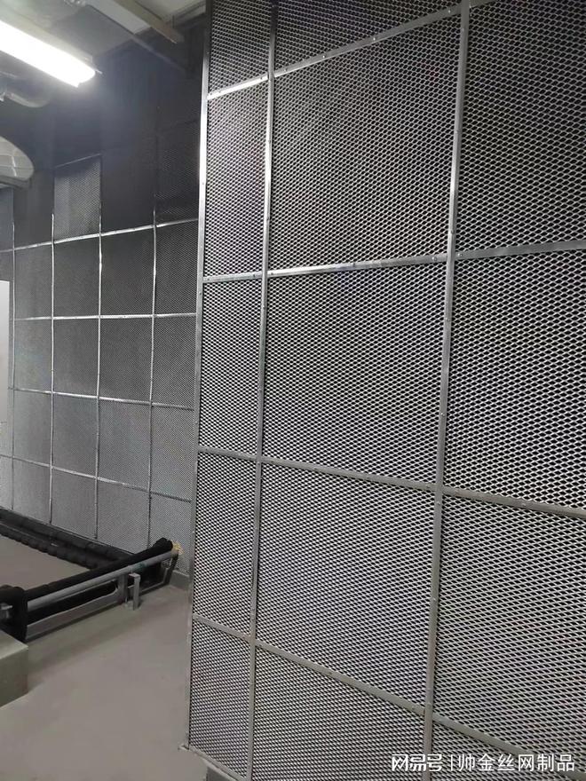 铝板网网面层:机房吸音降噪建筑幕墙装饰的轻盈铠甲(图2)