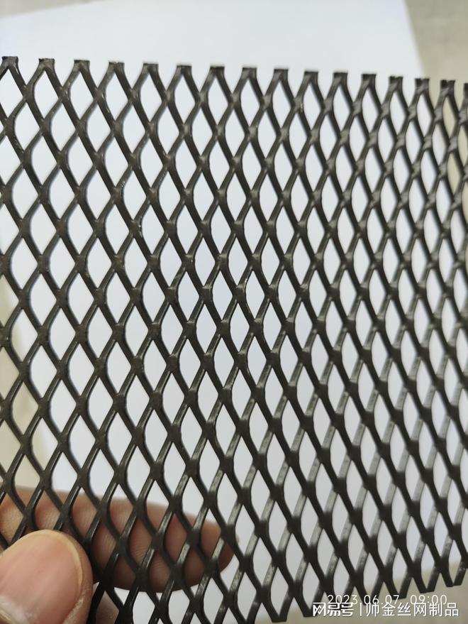 铝板网网面层:机房吸音降噪建筑幕墙装饰的轻盈铠甲(图1)