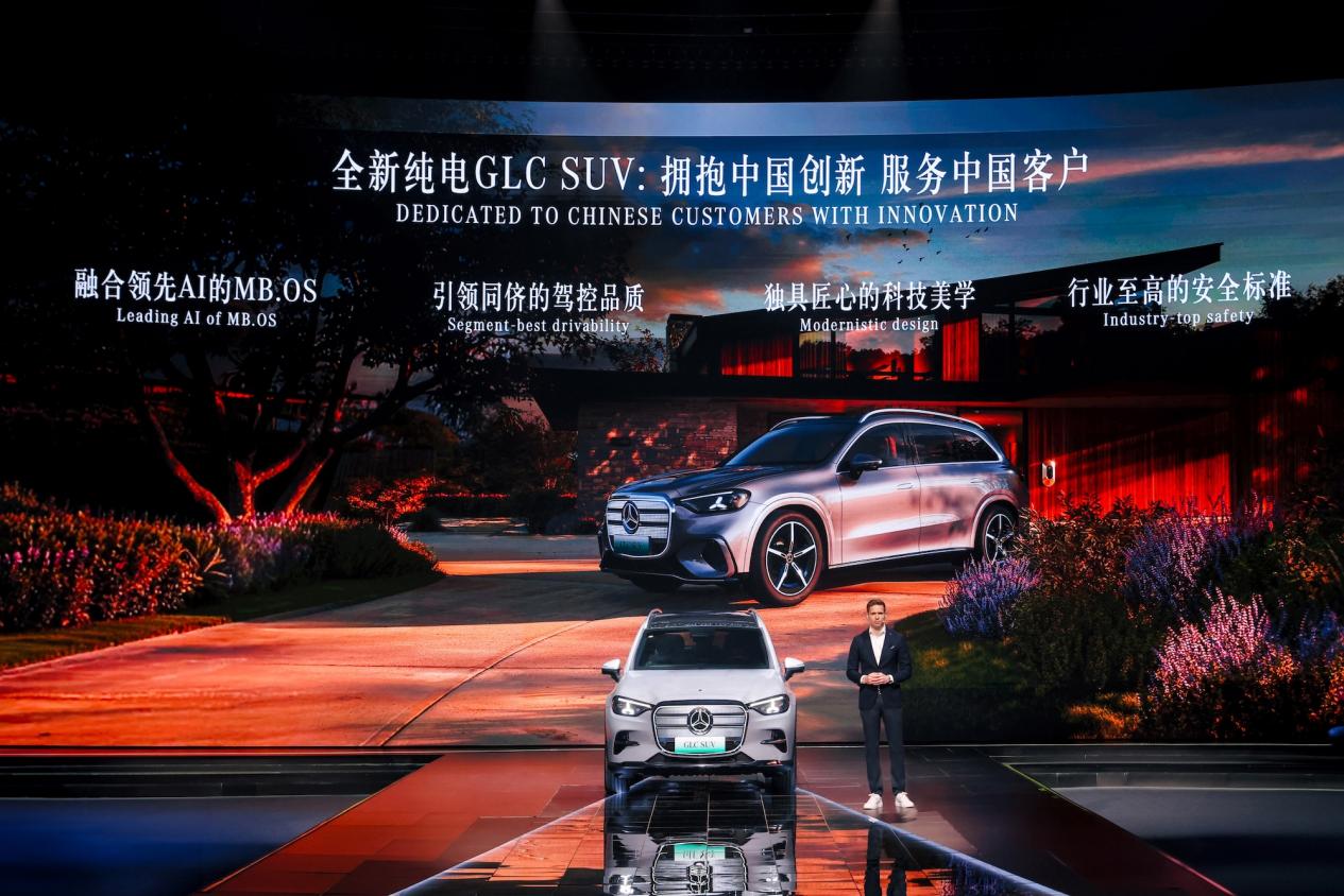 全新奔驰纯电GLCSUV、新一代奔驰S级轿车及多款品牌传奇车型亮相(图3)