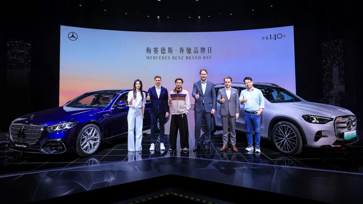 全新奔驰纯电GLCSUV、新一代奔驰S级轿车及多款品牌传奇车型亮相(图1)