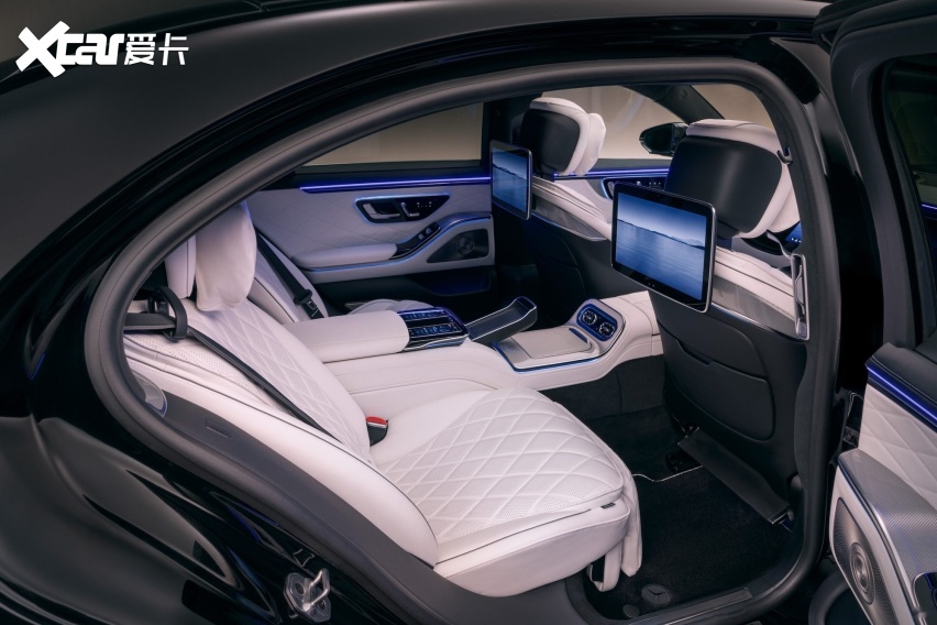 全新奔驰纯电GLCSUV、新一代奔驰S级轿车及多款品牌传奇车型亮相(图15)